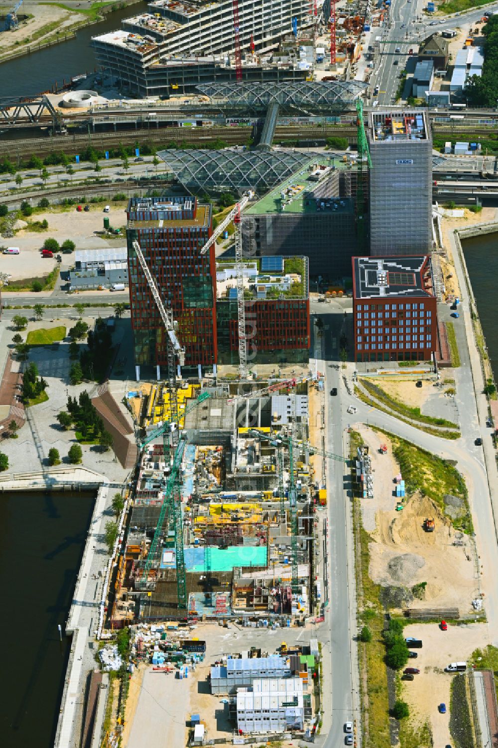 Hamburg from the bird's eye view: Construction site for the new construction of a student dormitory - TIDE building with the UBS Digital Art Museum on Kirchenpauerstrasse in the HafenCity district of Hamburg, Germany