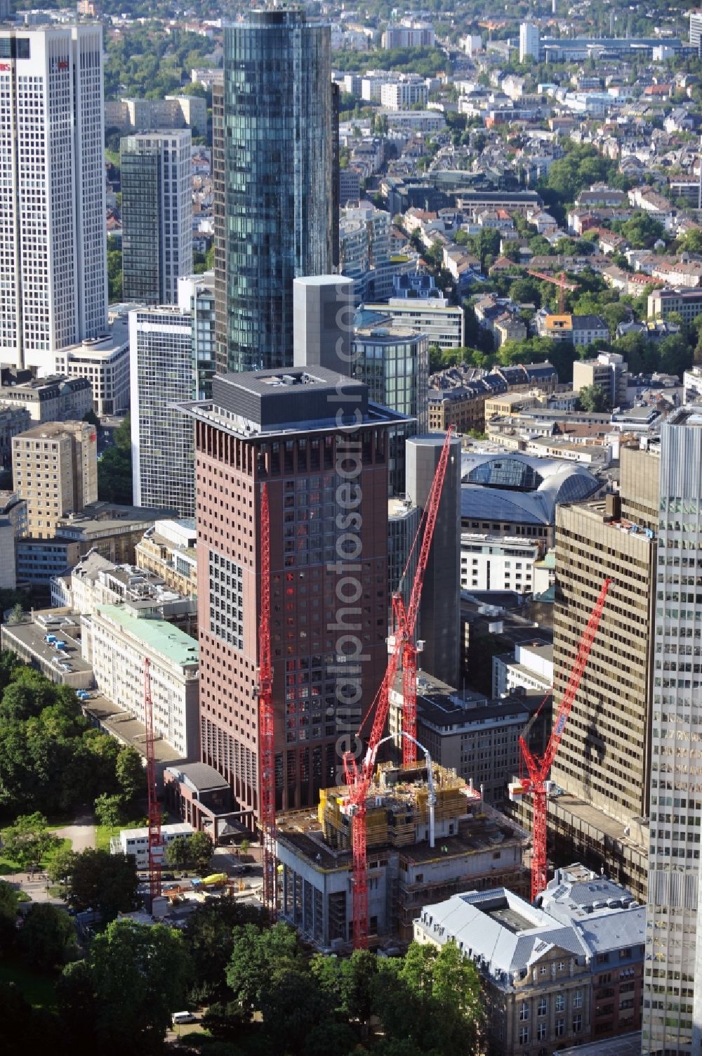 Frankfurt am Main from the bird's eye view: View of the construction site of the new Taunus tower in Frankfurt / Main in Hesse. The new building is under the direction of the company smv, built according to plans by the architects Gruber + Kleine-Kraneburg by the construction company Züblin