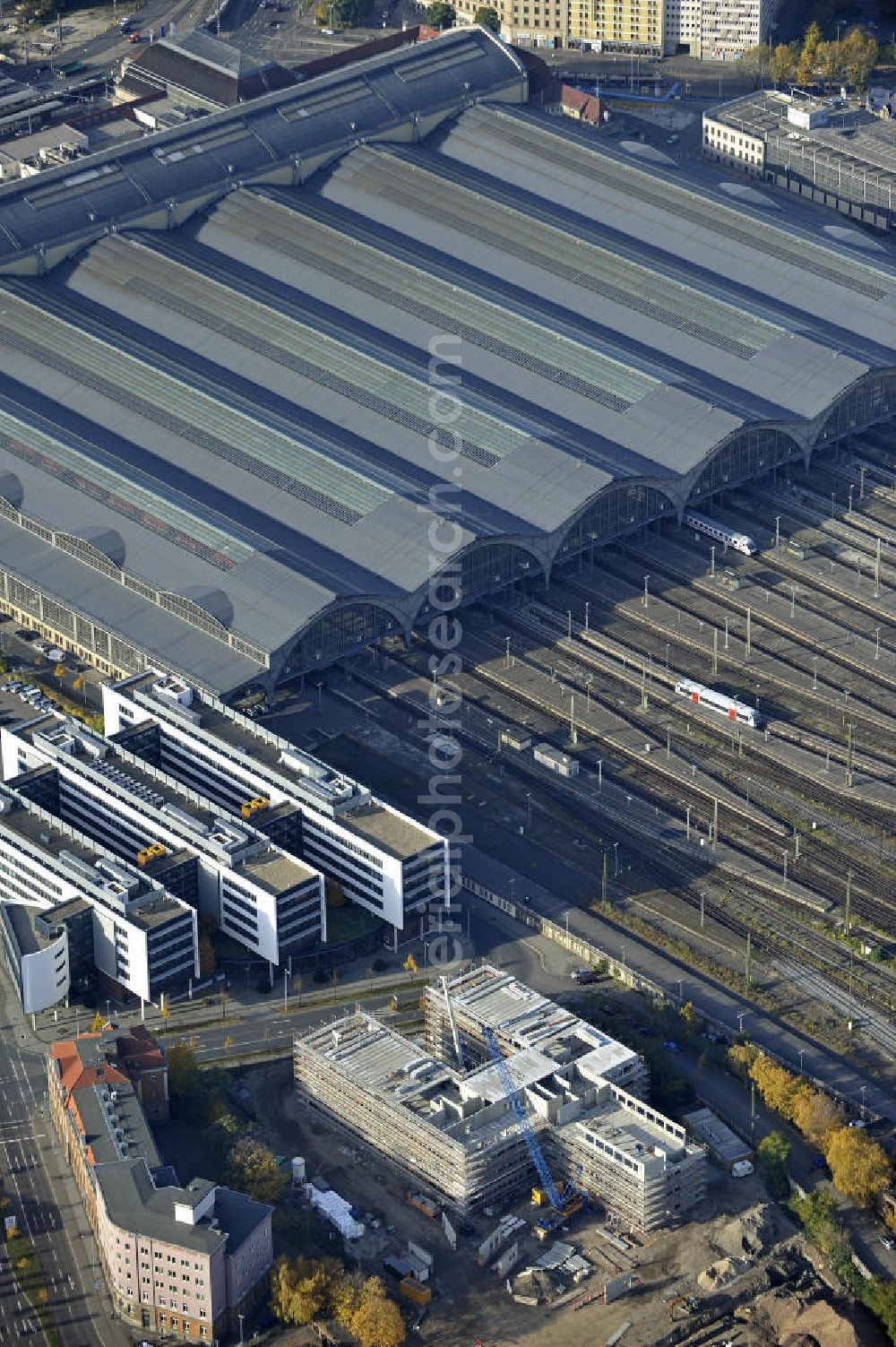 Aerial image Leipzig - Der Neubau des Service Centers der Deutsche Telekom Kundendienst GmbH und der Leipziger Hauptbahnhof. Bauherr des Bürogebäudes ist die ITB Office Leipzig GmbH & Co. KG. The construction of the service center of the Deutsche Telekom Kundendienst GmbH and the Leipzig Central Station.