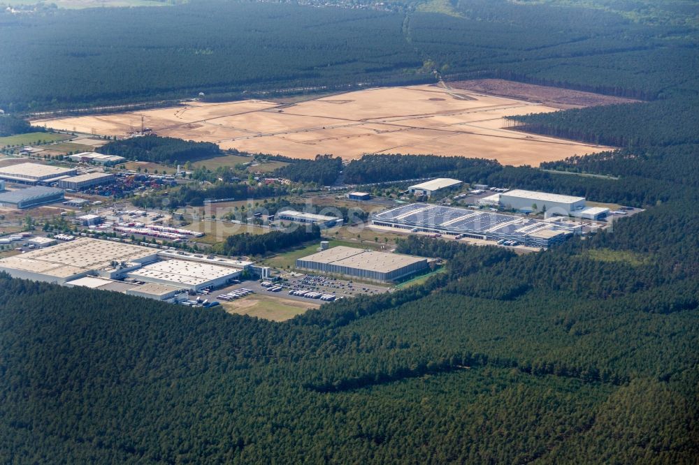 Grünheide (Mark) from above - Construction site for the new building of Tesla Gigafactory 4 on Schlehenweg - Eichenstrasse in the district Freienbrink in Gruenheide (Mark) in the state Brandenburg, Germany