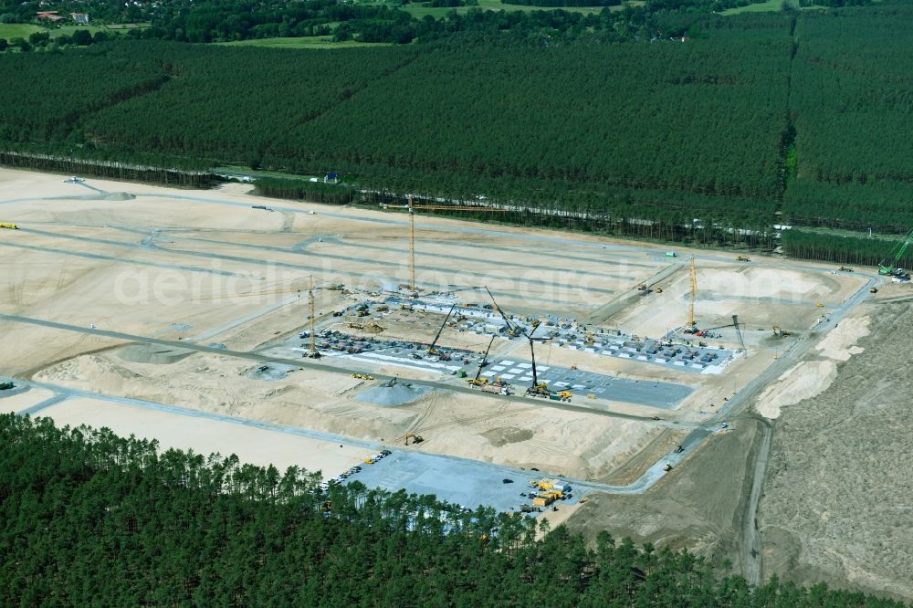 Grünheide (Mark) from the bird's eye view: Construction site for the new building of Tesla Gigafactory 4 on Schlehenweg - Eichenstrasse in the district Freienbrink in Gruenheide (Mark) in the state Brandenburg, Germany