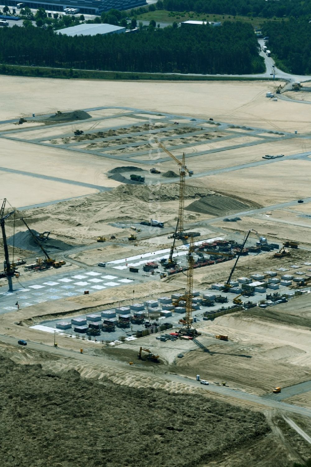 Grünheide (Mark) from the bird's eye view: Construction site for the new building of Tesla Gigafactory 4 on Schlehenweg - Eichenstrasse in the district Freienbrink in Gruenheide (Mark) in the state Brandenburg, Germany