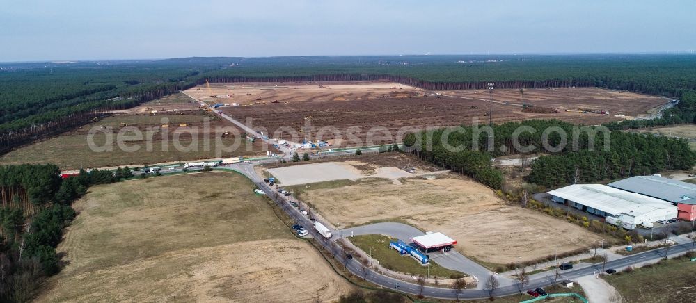 Grünheide (Mark) from the bird's eye view: Construction site for the new building of Tesla Gigafactory 4 on Schlehenweg - Eichenstrasse in the district Freienbrink in Gruenheide (Mark) in the state Brandenburg, Germany