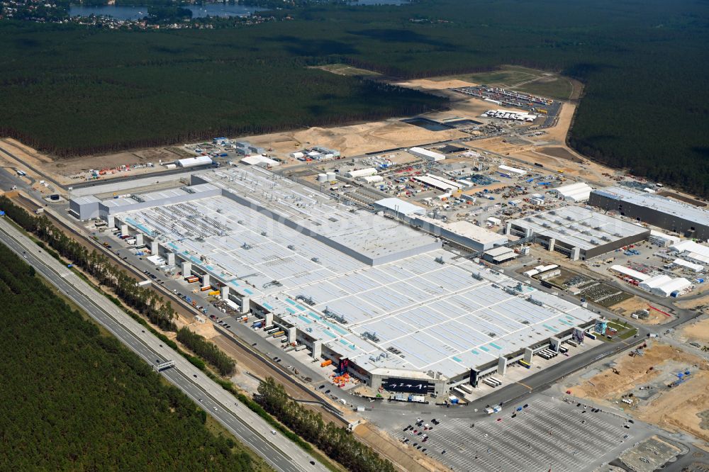 Grünheide (Mark) from the bird's eye view: Construction site for the new building of Tesla Gigafactory 4 on Schlehenweg - Eichenstrasse in the district Freienbrink in Gruenheide (Mark) in the state Brandenburg, Germany