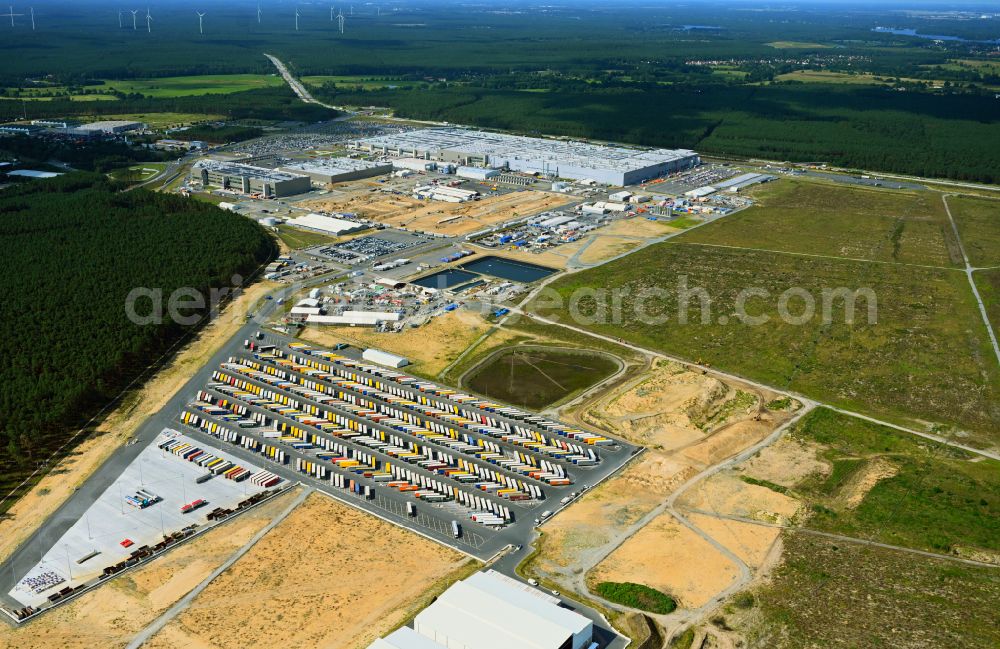 Aerial photograph Grünheide (Mark) - Truck - semi-trailer wagons for loading and unloading in the parking lot of the Tesla Gigafactory 4 on Schlehenweg - Eichenstrasse in the district of Freienbrink in Gruenheide (Mark) in the federal state of Brandenburg, Germany