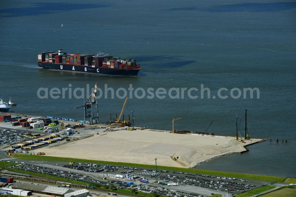 Cuxhaven from the bird's eye view: Port facilities on the seashore of the North Sea in Cuxhaven in the state Lower Saxony, Germany