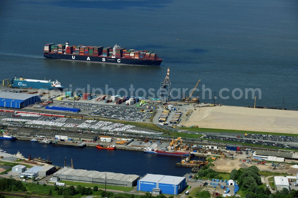 Aerial image Cuxhaven - Port facilities on the seashore of the North Sea in Cuxhaven in the state Lower Saxony, Germany