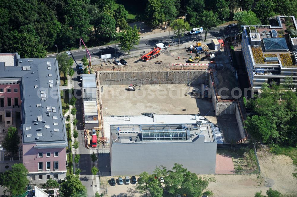 Aerial image Berlin - Baustelle des Neubaus für die Türkische Botschaft im Botschaftsviertel an der Tiergartenstraße im Bezirk Tiergarten in Berlin. Mit der Errichtung des modernen Botschaftsgebäudes erhält die Türkei wieder ihren alten Standort, den ihre Botschaft von 1918 bis 1945 hatte. Die ausführenden Architekten sind Volkmar Nickol, Felipe Schmidt und Thomas Hillig (nsh architekten), ausführendes Bauunternehmen die Köster GmbH. Site of new build for Turkish Embassy in embassy quarter at Tiergartenstrasse in district Tiergarten in Berlin. With the new modern building, Turkey gets back its old location, which the embassy had from 1918 until 1945.