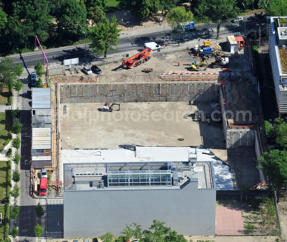 Aerial photograph Berlin - Baustelle des Neubaus für die Türkische Botschaft im Botschaftsviertel an der Tiergartenstraße im Bezirk Tiergarten in Berlin. Mit der Errichtung des modernen Botschaftsgebäudes erhält die Türkei wieder ihren alten Standort, den ihre Botschaft von 1918 bis 1945 hatte. Die ausführenden Architekten sind Volkmar Nickol, Felipe Schmidt und Thomas Hillig (nsh architekten), ausführendes Bauunternehmen die Köster GmbH. Site of new build for Turkish Embassy in embassy quarter at Tiergartenstrasse in district Tiergarten in Berlin. With the new modern building, Turkey gets back its old location, which the embassy had from 1918 until 1945.