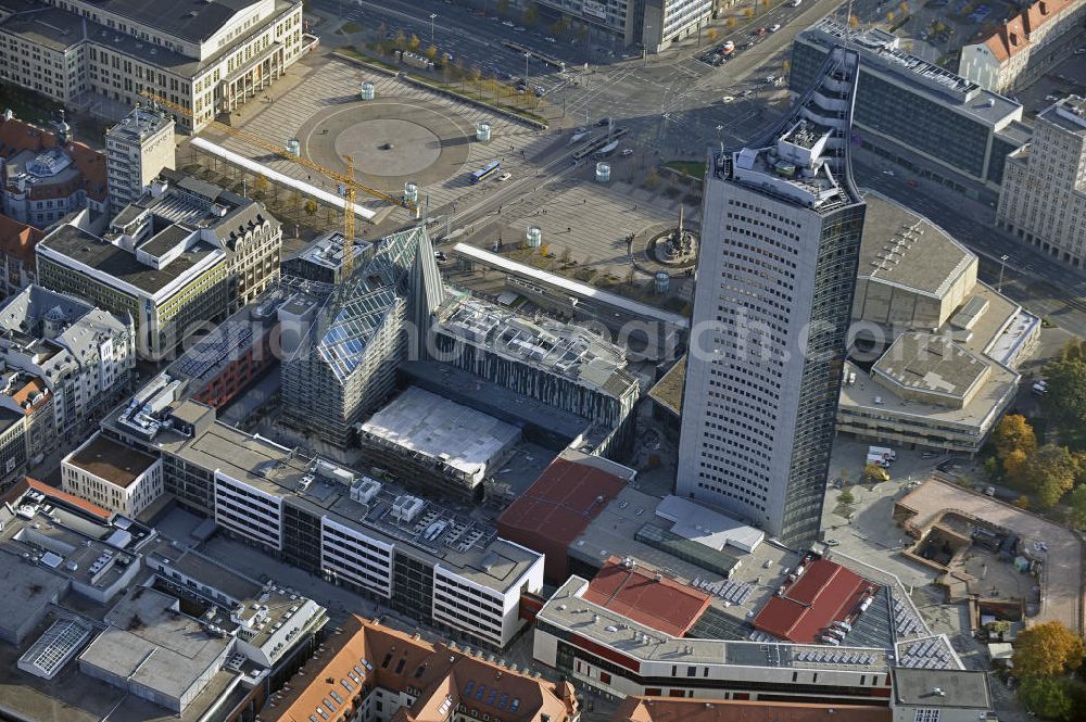 Aerial image Leipzig - Das neue Hauptgebäude der Universität Leipzig, das Hochhaus des MDR und der Augustusplatz mit dem Gewandhaus und dem Opernhaus. Es entsteht ein Neubau der Aula als multifunktionales und repräsentatives Herzstück im entstehenden Campus der Universität Leipzig. The new main building of the University of Leipzig, the high rise of the MDR and the Augustus Platz with the Gewandhaus and the Opera House.