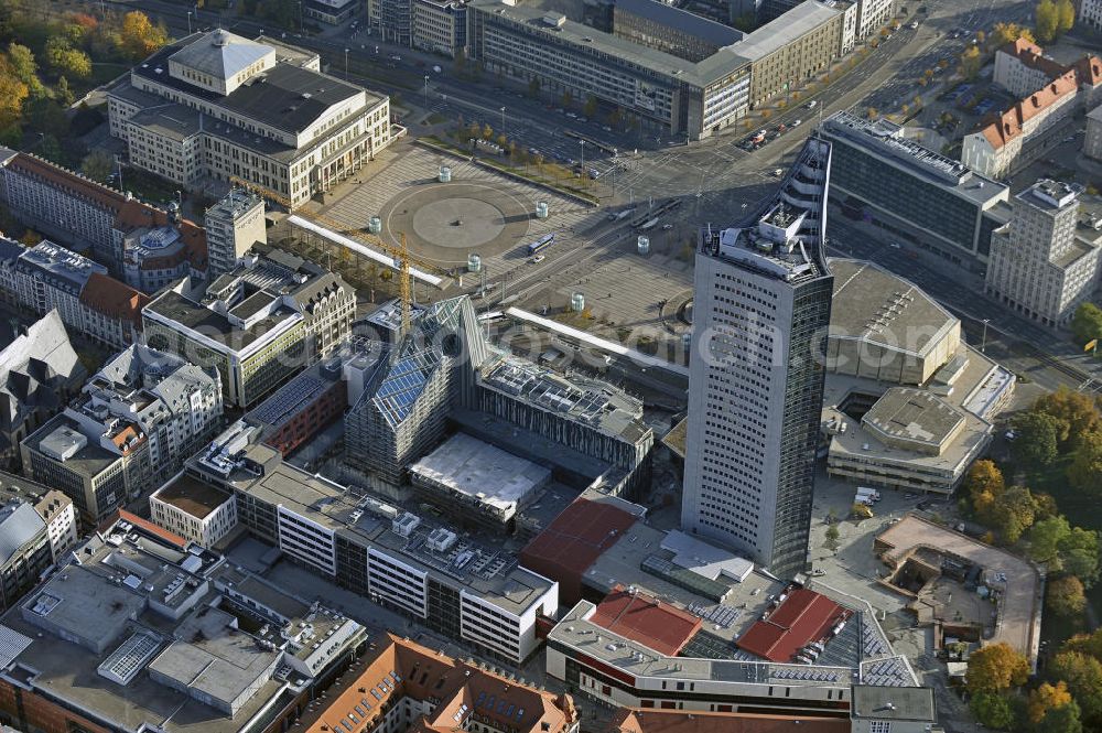 Aerial photograph Leipzig - Das neue Hauptgebäude der Universität Leipzig, das Hochhaus des MDR und der Augustusplatz mit dem Gewandhaus und dem Opernhaus. Es entsteht ein Neubau der Aula als multifunktionales und repräsentatives Herzstück im entstehenden Campus der Universität Leipzig. The new main building of the University of Leipzig, the high rise of the MDR and the Augustus Platz with the Gewandhaus and the Opera House.