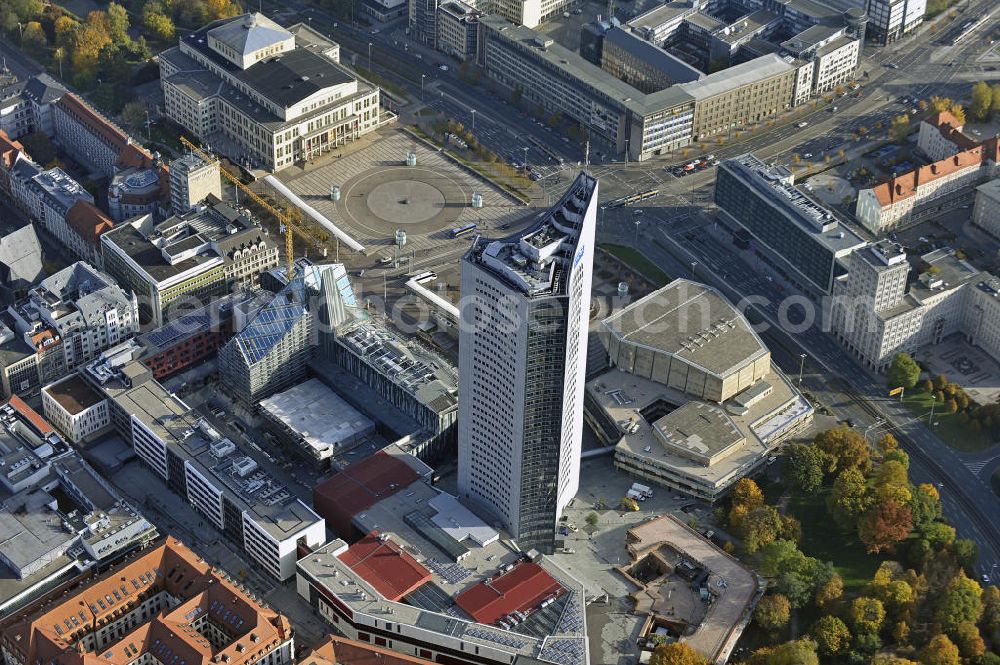 Leipzig from above - Das neue Hauptgebäude der Universität Leipzig, das Hochhaus des MDR und der Augustusplatz mit dem Gewandhaus und dem Opernhaus. Es entsteht ein Neubau der Aula als multifunktionales und repräsentatives Herzstück im entstehenden Campus der Universität Leipzig. The new main building of the University of Leipzig, the high rise of the MDR and the Augustus Platz with the Gewandhaus and the Opera House.