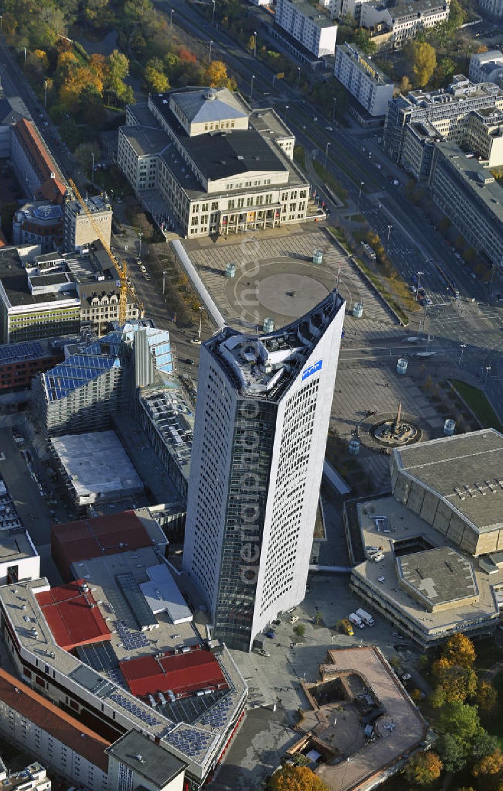 Leipzig from the bird's eye view: Das neue Hauptgebäude der Universität Leipzig, das Hochhaus des MDR und der Augustusplatz mit dem Gewandhaus und dem Opernhaus. Es entsteht ein Neubau der Aula als multifunktionales und repräsentatives Herzstück im entstehenden Campus der Universität Leipzig. The new main building of the University of Leipzig, the high rise of the MDR and the Augustus Platz with the Gewandhaus and the Opera House.