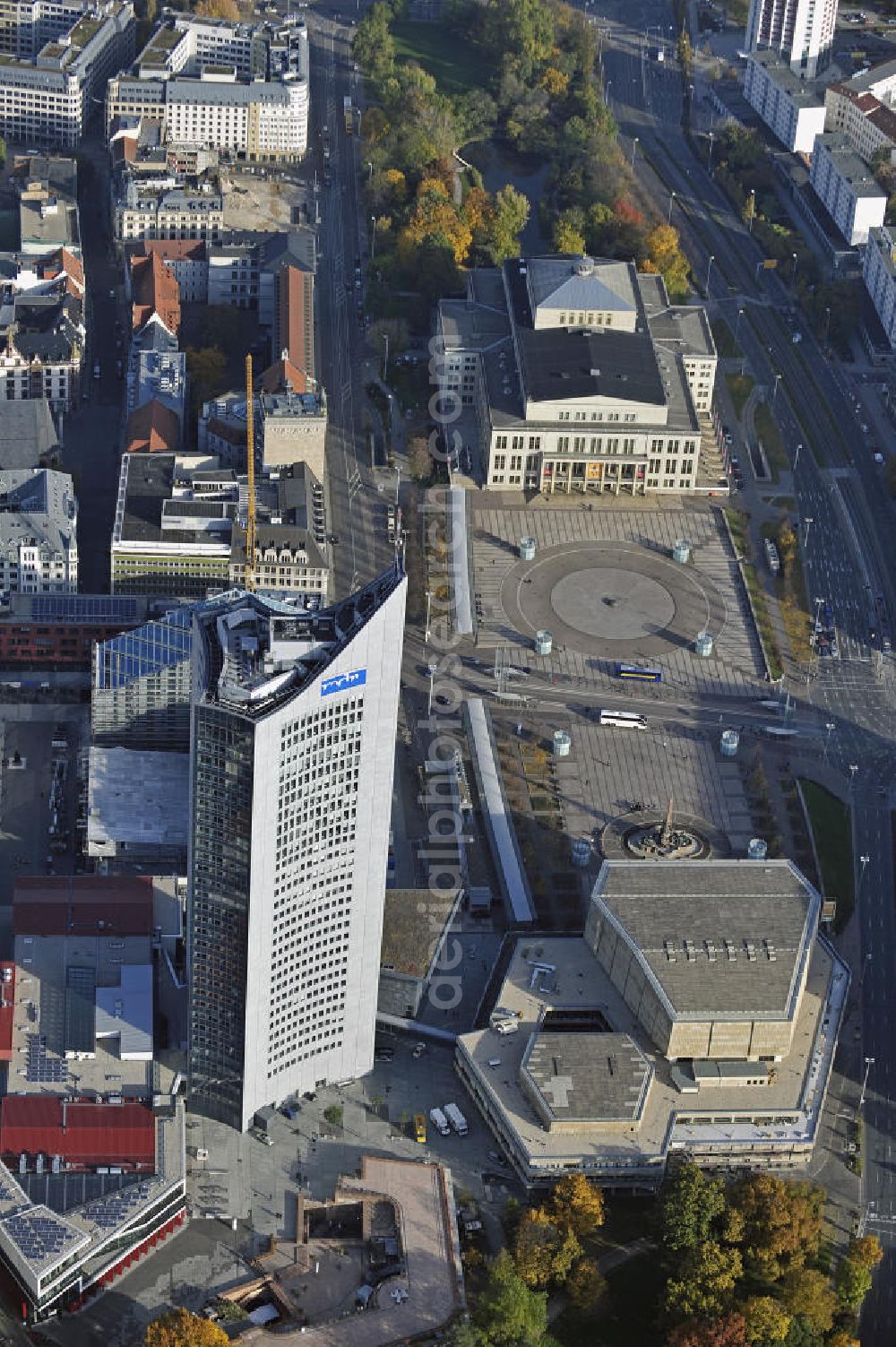 Aerial image Leipzig - Das neue Hauptgebäude der Universität Leipzig, das Hochhaus des MDR und der Augustusplatz mit dem Gewandhaus und dem Opernhaus. Es entsteht ein Neubau der Aula als multifunktionales und repräsentatives Herzstück im entstehenden Campus der Universität Leipzig. The new main building of the University of Leipzig, the high rise of the MDR and the Augustus Platz with the Gewandhaus and the Opera House.