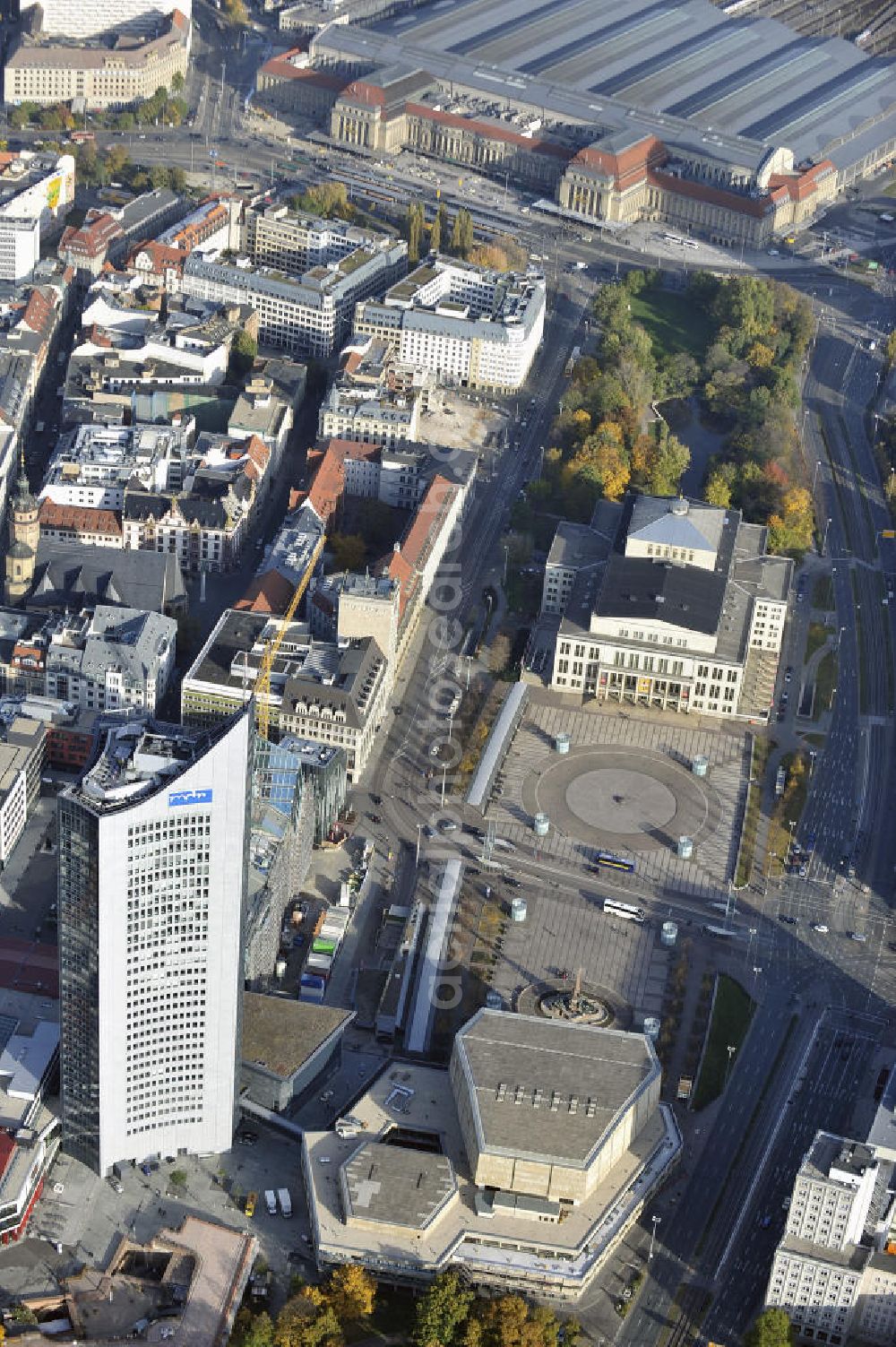 Aerial photograph Leipzig - Das neue Hauptgebäude der Universität Leipzig, das Hochhaus des MDR und der Augustusplatz mit dem Gewandhaus und dem Opernhaus. Es entsteht ein Neubau der Aula als multifunktionales und repräsentatives Herzstück im entstehenden Campus der Universität Leipzig. The new main building of the University of Leipzig, the high rise of the MDR and the Augustus Platz with the Gewandhaus and the Opera House.