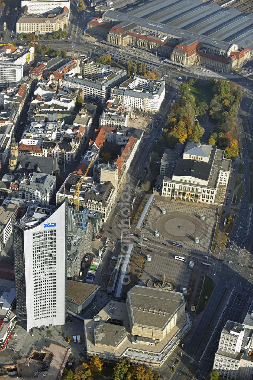 Leipzig from above - Das neue Hauptgebäude der Universität Leipzig, das Hochhaus des MDR und der Augustusplatz mit dem Gewandhaus und dem Opernhaus. Es entsteht ein Neubau der Aula als multifunktionales und repräsentatives Herzstück im entstehenden Campus der Universität Leipzig. The new main building of the University of Leipzig, the high rise of the MDR and the Augustus Platz with the Gewandhaus and the Opera House.