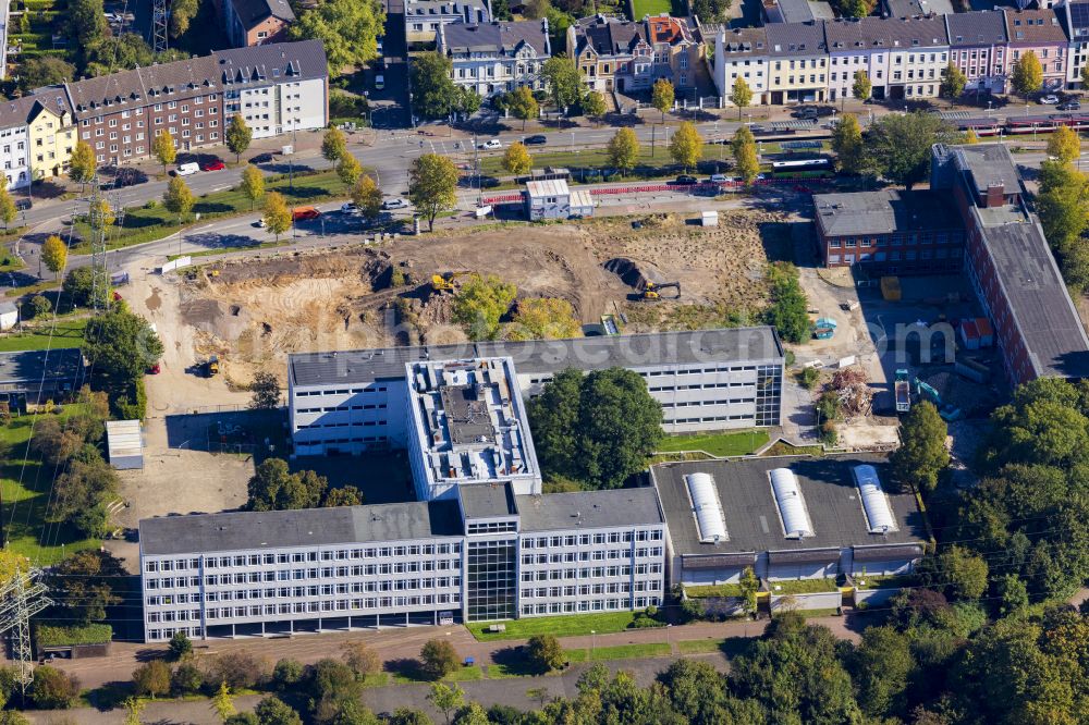 Düsseldorf from above - Additional new building construction site of the Joseph-Beuys-Campus-Gesamtschule on the building complex at Siegburger Strasse in Duesseldorf Rheinland in the federal state of North Rhine-Westphalia, Germany