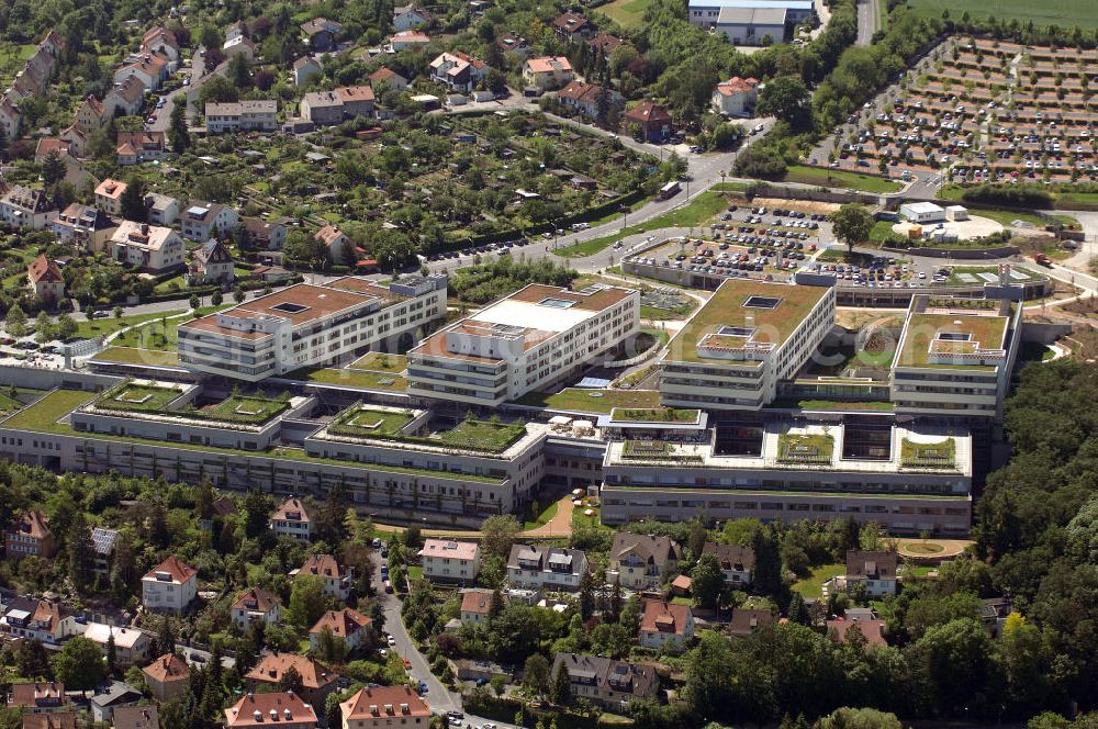 Würzburg from above - Der Komplex des Zentrums für Operative Medizin und des Zentrums für Innere Medizin des Universitätsklinikums Würzburg. Er wurde zwischen 1998 und 2009 errichtet und befindet sich im Stadtteil Grombühl. The complex of the Center for Operational Medicine and the Center for Internal Medicine, University of Würzburg.