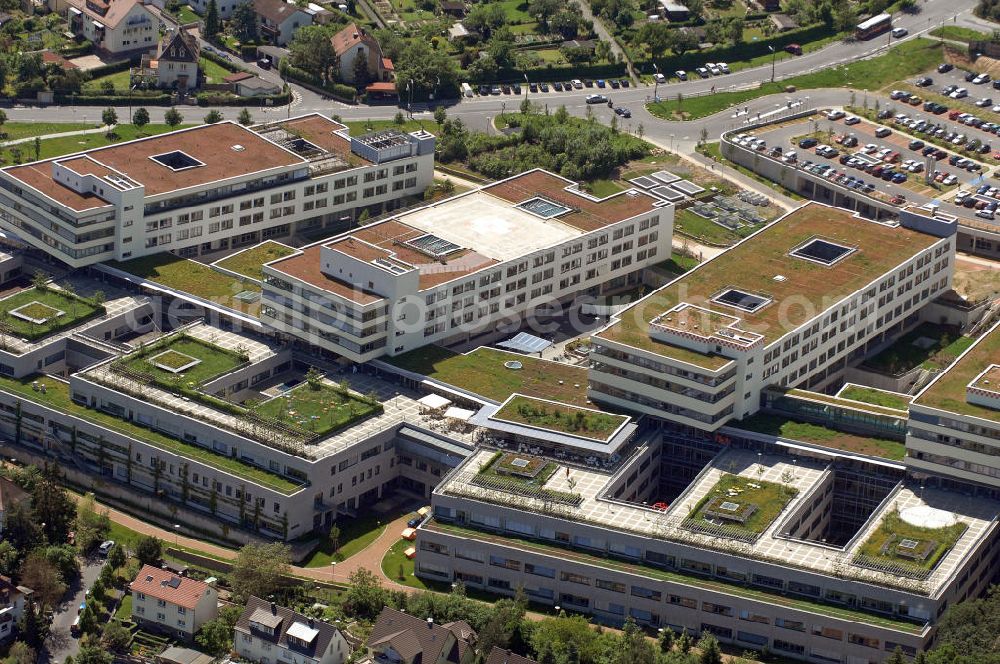 Würzburg from above - Der Komplex des Zentrums für Operative Medizin und des Zentrums für Innere Medizin des Universitätsklinikums Würzburg. Er wurde zwischen 1998 und 2009 errichtet und befindet sich im Stadtteil Grombühl. The complex of the Center for Operational Medicine and the Center for Internal Medicine, University of Würzburg.