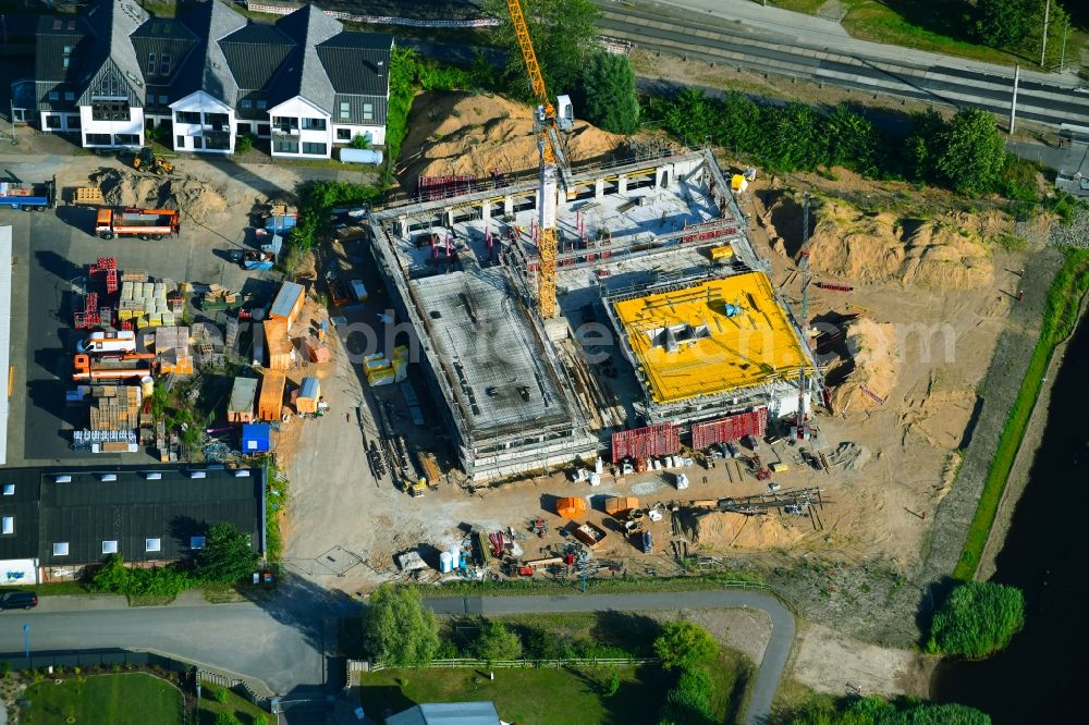 Aerial photograph Rostock - New construction of the company administration building of Bastmann + Zavracky BDA Architekten GmbH in the area Am Kreuzgraben - Petridamm on the banks of the river Warnow in the district Brinckmansdorf in Rostock in the state Mecklenburg - Western Pomerania, Germany