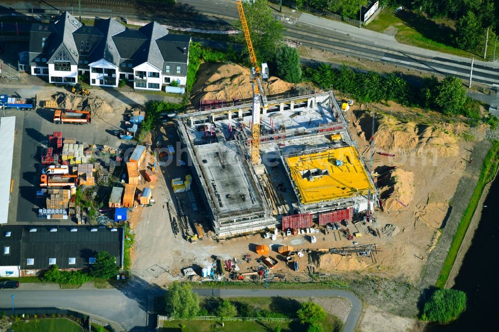 Rostock from above - New construction of the company administration building of Bastmann + Zavracky BDA Architekten GmbH in the area Am Kreuzgraben - Petridamm on the banks of the river Warnow in the district Brinckmansdorf in Rostock in the state Mecklenburg - Western Pomerania, Germany