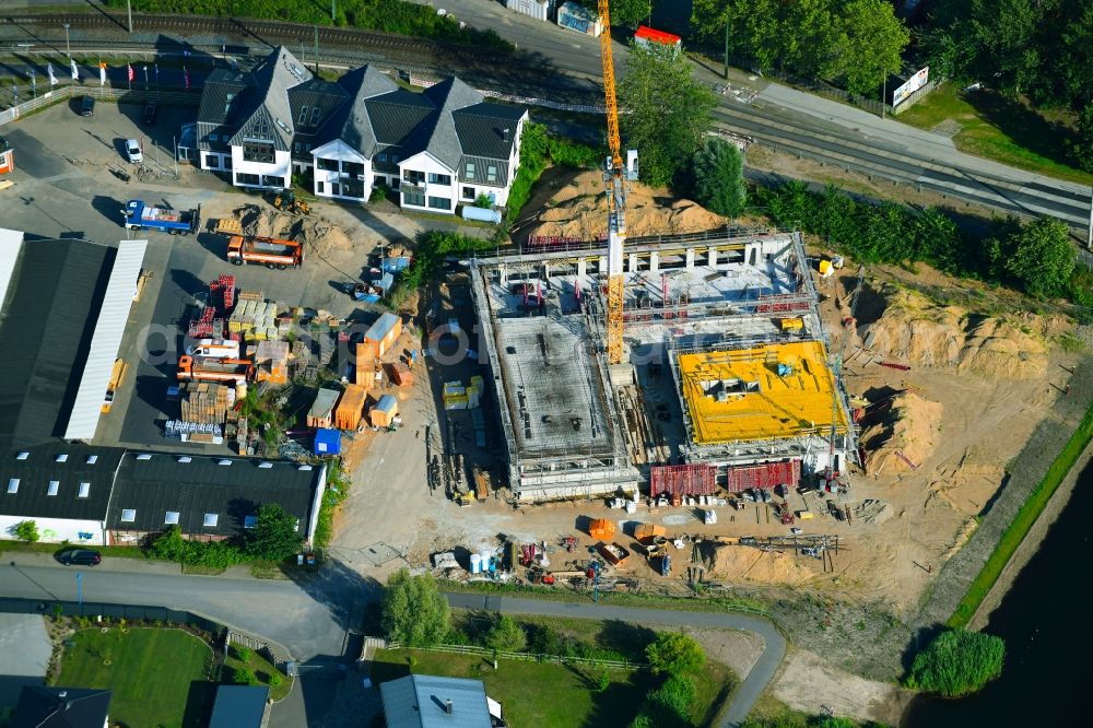 Rostock from the bird's eye view: New construction of the company administration building of Bastmann + Zavracky BDA Architekten GmbH in the area Am Kreuzgraben - Petridamm on the banks of the river Warnow in the district Brinckmansdorf in Rostock in the state Mecklenburg - Western Pomerania, Germany