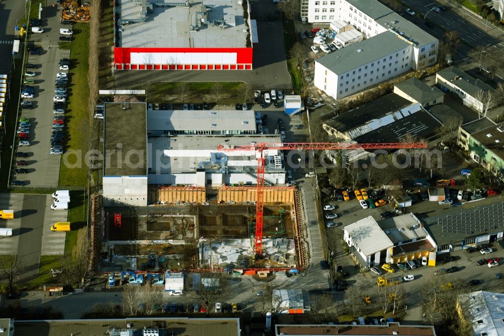 Berlin from the bird's eye view: New construction of the company administration building of Berliner Glas KGaA Herbert Kubatz GmbH & Co. on Waldkraiburger Strasse in the district Britz in Berlin, Germany