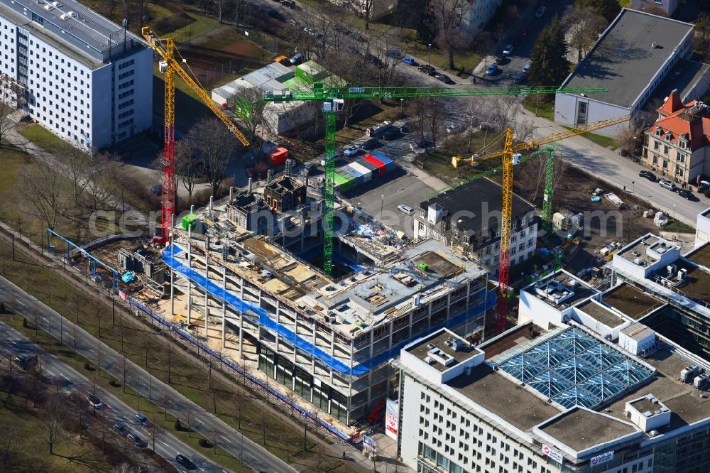 Aerial photograph Dresden - New construction of the company administration building next to the City Center Dresden Lindenaustrasse - Winckelmannstrasse - Bayrische Strasse in the district Suedvorstadt in Dresden in the state Saxony, Germany