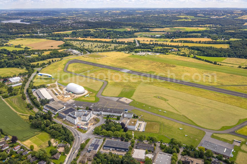 Aerial photograph Mülheim an der Ruhr - New construction of the company administration building pitstop.de GmbH on street Zeppelinstrasse in the district Flughafensiedlung in Muelheim on the Ruhr at Ruhrgebiet in the state North Rhine-Westphalia, Germany