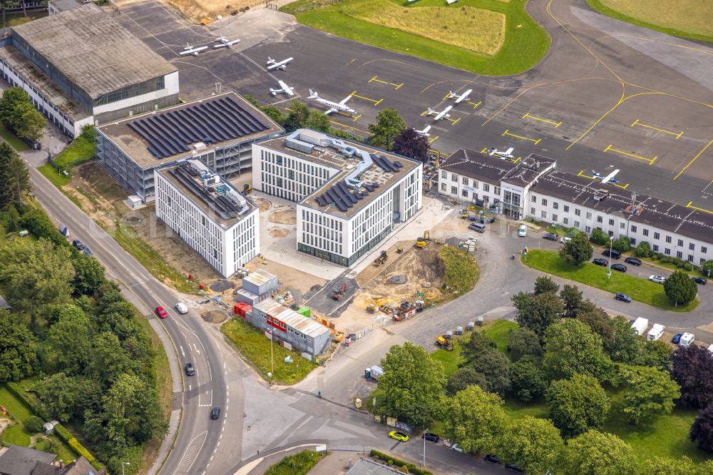 Mülheim an der Ruhr from above - New construction of the company administration building pitstop.de GmbH on street Zeppelinstrasse in the district Flughafensiedlung in Muelheim on the Ruhr at Ruhrgebiet in the state North Rhine-Westphalia, Germany