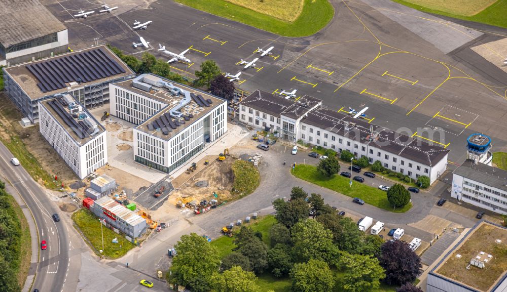 Mülheim an der Ruhr from the bird's eye view: New construction of the company administration building pitstop.de GmbH on street Zeppelinstrasse in the district Flughafensiedlung in Muelheim on the Ruhr at Ruhrgebiet in the state North Rhine-Westphalia, Germany