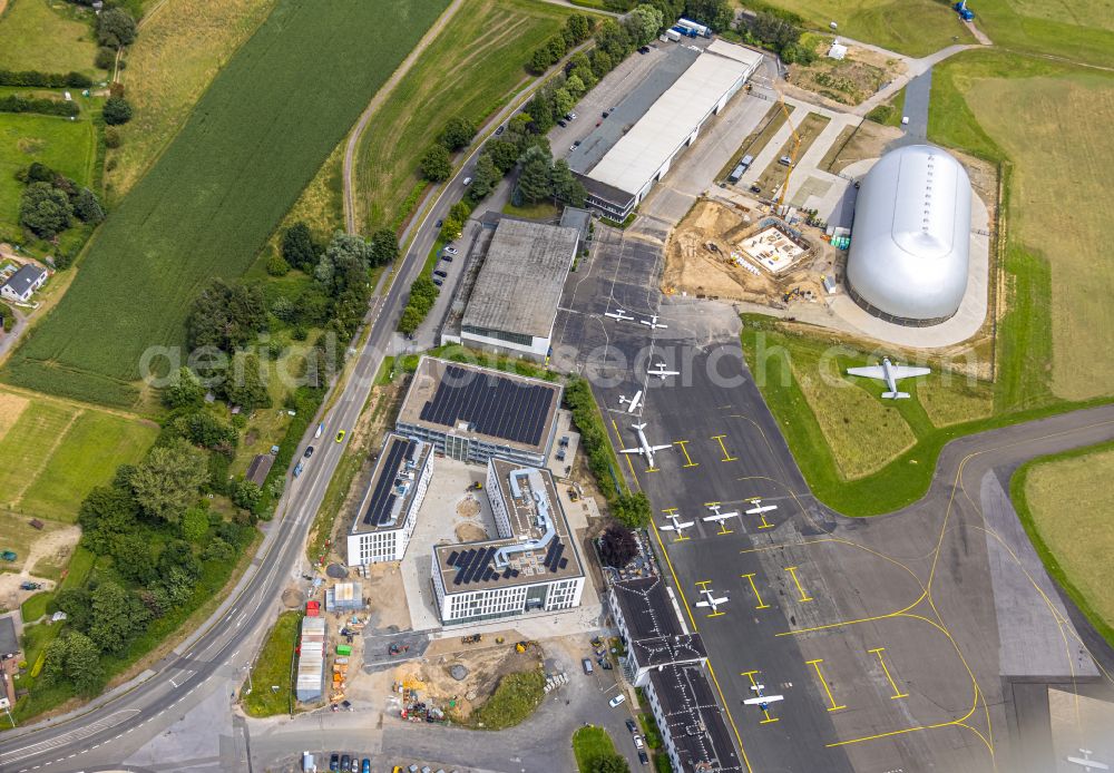 Mülheim an der Ruhr from above - New construction of the company administration building pitstop.de GmbH on street Zeppelinstrasse in the district Flughafensiedlung in Muelheim on the Ruhr at Ruhrgebiet in the state North Rhine-Westphalia, Germany