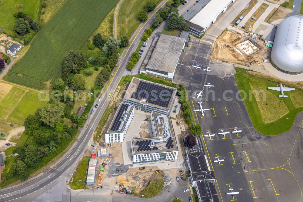 Mülheim an der Ruhr from the bird's eye view: New construction of the company administration building pitstop.de GmbH on street Zeppelinstrasse in the district Flughafensiedlung in Muelheim on the Ruhr at Ruhrgebiet in the state North Rhine-Westphalia, Germany