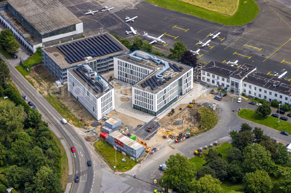 Aerial photograph Mülheim an der Ruhr - New construction of the company administration building pitstop.de GmbH on street Zeppelinstrasse in the district Flughafensiedlung in Muelheim on the Ruhr at Ruhrgebiet in the state North Rhine-Westphalia, Germany