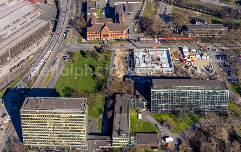 Duisburg from the bird's eye view: New construction of the company administration building of thyssenkrupp Steel Europe AG on Franz-Lenze-Strasse in Duisburg at Ruhrgebiet in the state North Rhine-Westphalia, Germany