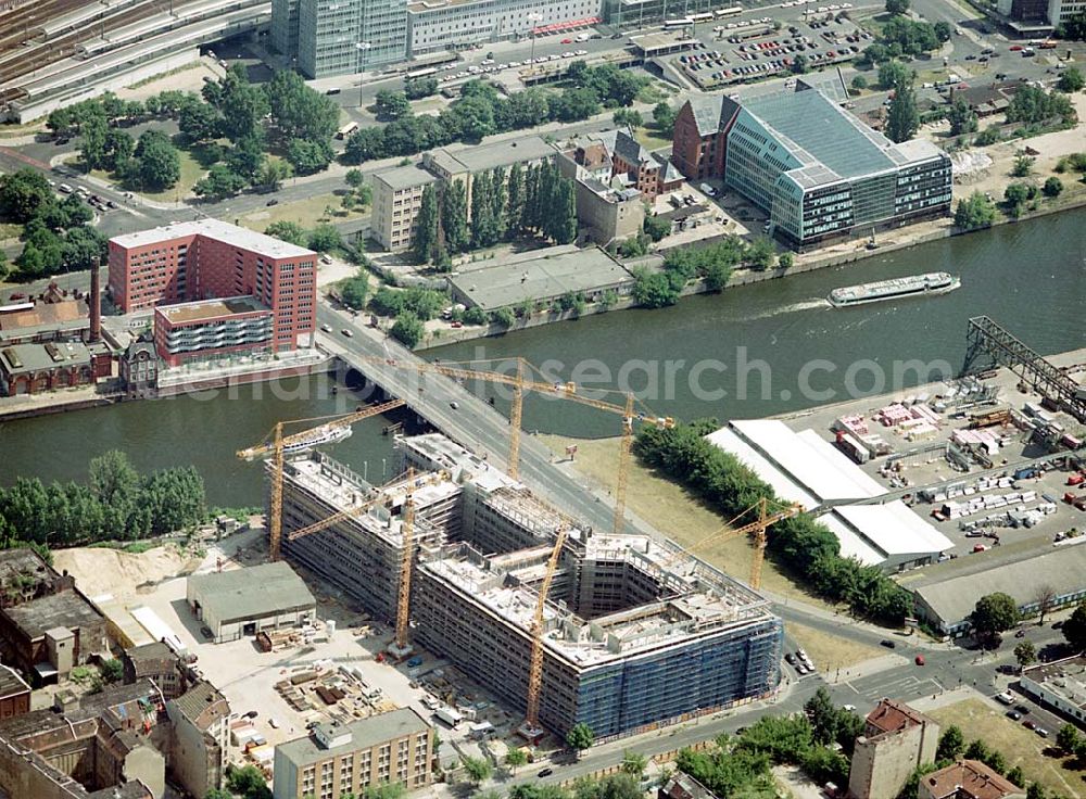 Berlin- Friedrichshain from the bird's eye view: Neubau der Verdi- Zentrale an der Engelsbrücke nahe dem Ostbahnhof an der Spree. Ingenieure: Goldschmidt, Fischer & Partner, Diplom-Ingenieure Ingenieurbüro für Projektsteuerung im Bauwesen Kolpingstraße 20 63150 Heusenstamm Tel: 06104/9624-0 Fax: 06104/9624-10 E-Mail: goldfisch@gfp-projektsteuerung.de