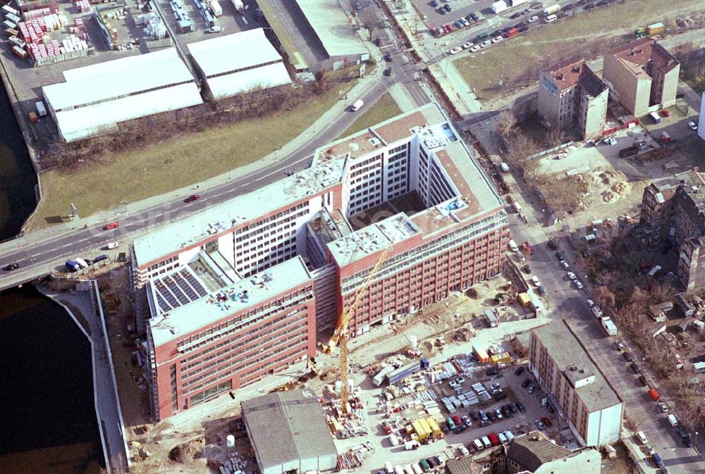 Berlin-Friedrichshain from the bird's eye view: Neubau der ver.di-Zentrale an der Schillingbrücke/Holzmarktstraße