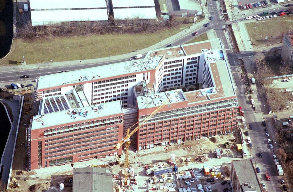 Aerial photograph Berlin-Friedrichshain - Neubau der ver.di-Zentrale an der Schillingbrücke/Holzmarktstraße