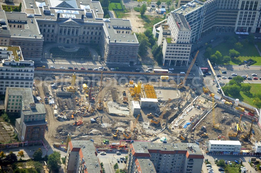 Aerial image Berlin Mitte - Neubau auf dem Wertheim Areal am Leipziger Platz 12 in Berlin - Mitte. Auf dem Wertheim-Areal am Leipziger Platz soll für 470-Millionen u.a. eine 120 Meter lange, überdachte Einkaufspassage enstehen. Investor Harald Huth ( HFS Immobilien ) beauftragte die Architekturbüros Manfred Pechtold, nps Tchoban Voss und PSP Architekten und Ingenieure mit dem Neubauvorhaben. New building on the site Wertheim at Leipziger Platz 12 in Berlin-Mitte.