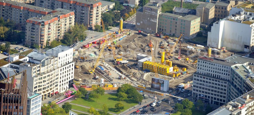 Aerial photograph Berlin Mitte - Neubau auf dem Wertheim Areal am Leipziger Platz 12 in Berlin - Mitte. Auf dem Wertheim-Areal am Leipziger Platz soll für 470-Millionen u.a. eine 120 Meter lange, überdachte Einkaufspassage enstehen. Investor Harald Huth ( HFS Immobilien ) beauftragte die Architekturbüros Manfred Pechtold, nps Tchoban Voss und PSP Architekten und Ingenieure mit dem Neubauvorhaben. New building on the site Wertheim at Leipziger Platz 12 in Berlin-Mitte.