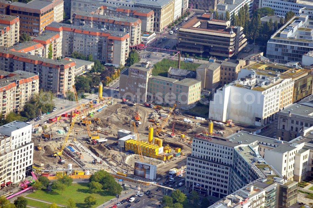 Berlin Mitte from above - Neubau auf dem Wertheim Areal am Leipziger Platz 12 in Berlin - Mitte. Auf dem Wertheim-Areal am Leipziger Platz soll für 470-Millionen u.a. eine 120 Meter lange, überdachte Einkaufspassage enstehen. Investor Harald Huth ( HFS Immobilien ) beauftragte die Architekturbüros Manfred Pechtold, nps Tchoban Voss und PSP Architekten und Ingenieure mit dem Neubauvorhaben. New building on the site Wertheim at Leipziger Platz 12 in Berlin-Mitte.