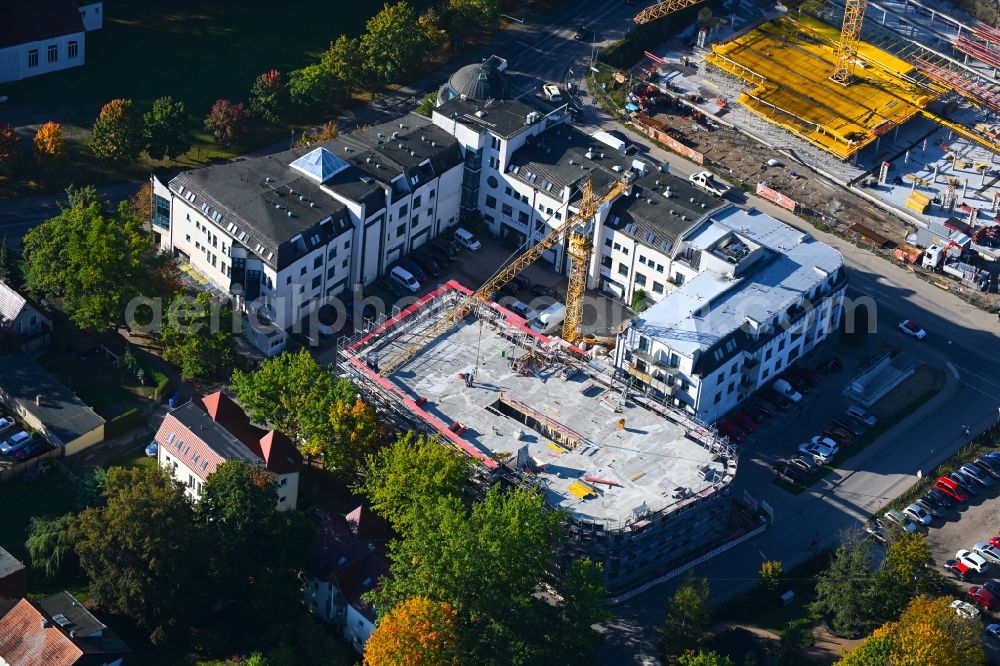 Bernau from the bird's eye view: New construction of a residential and commercial building on Jahnstrasse - Neuer Schulweg - Ladenburger Chaussee in Bernau in the state Brandenburg, Germany