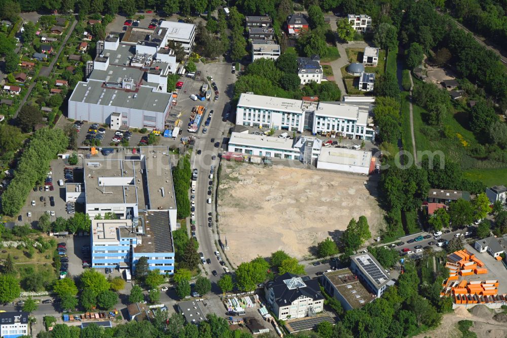 Berlin from the bird's eye view: New residential and commercial building Quarter greenovation campus on street Hohentwielsteig - Hegauer Weg in the district Zehlendorf in Berlin, Germany