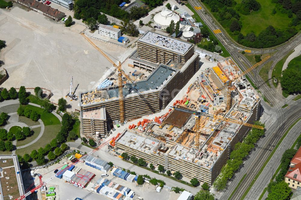 München from above - New residential and commercial building Quarter Suedliches Oberwiesenfeld on Rosa-Luxemburg-Platz on Schwere-Reiter-Strasse - Emma-Ihrer-Strasse in Munich in the state Bavaria, Germany