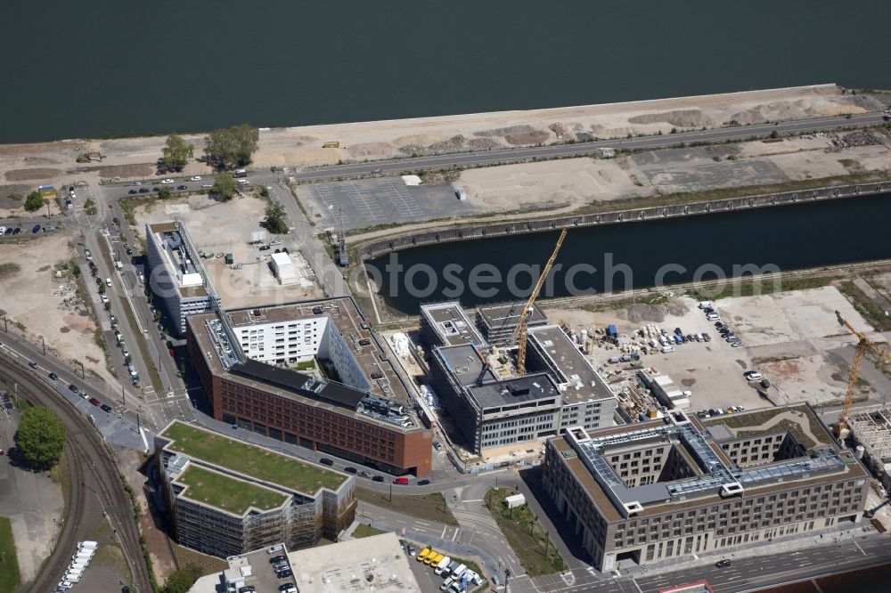 Mainz from the bird's eye view: New residential and commercial building Quarter on Inge-Reitz-Strasse at Zollhafen in the district Neustadt in Mainz in the state Rhineland-Palatinate, Germany