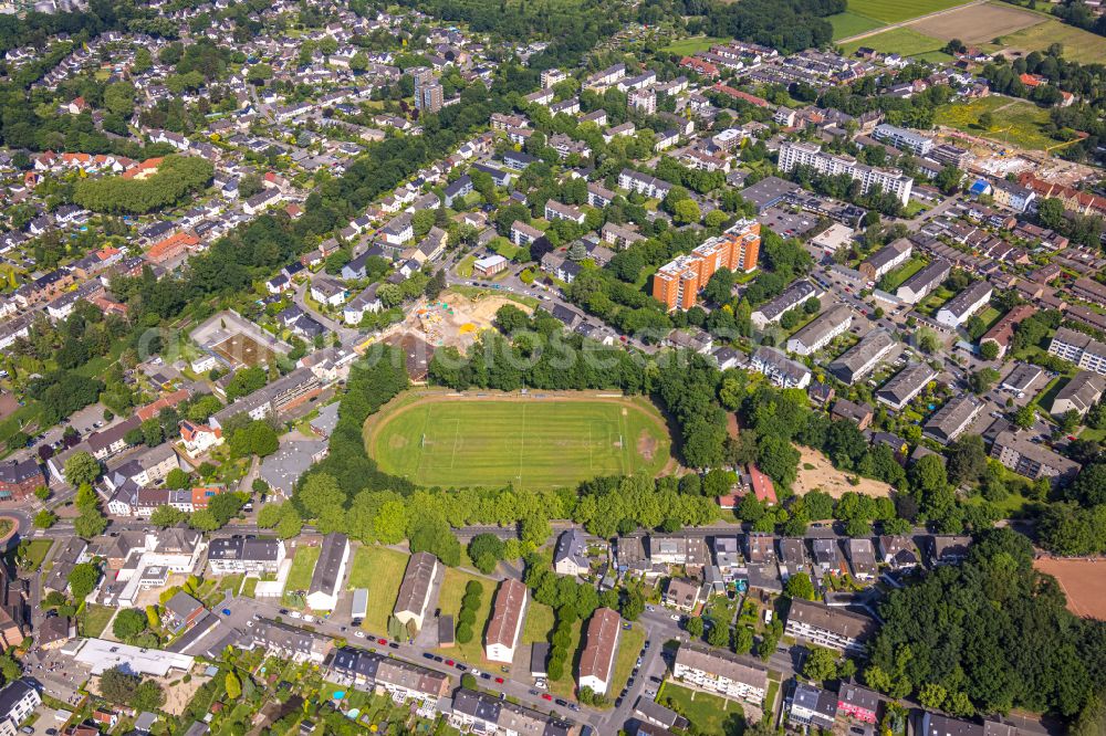 Gladbeck from the bird's eye view: New construction of residential and commercial buildings on the former school site of the Willy Brandt School on Feldhauser Strasse at the corner of Brunnenstrasse with a view of the sports field on Dorstener Strasse in Gladbeck at Ruhrgebiet in the state North Rhine-Westphalia, Germany