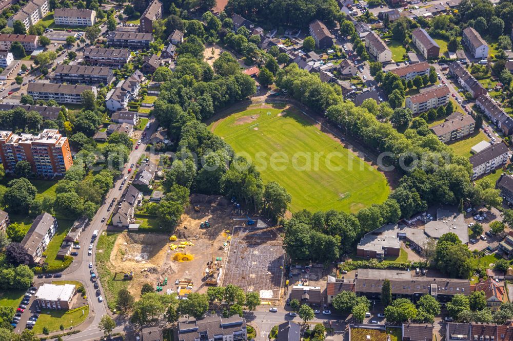 Aerial photograph Gladbeck - New construction of residential and commercial buildings on the former school site of the Willy Brandt School on Feldhauser Strasse at the corner of Brunnenstrasse with a view of the sports field on Dorstener Strasse in Gladbeck at Ruhrgebiet in the state North Rhine-Westphalia, Germany