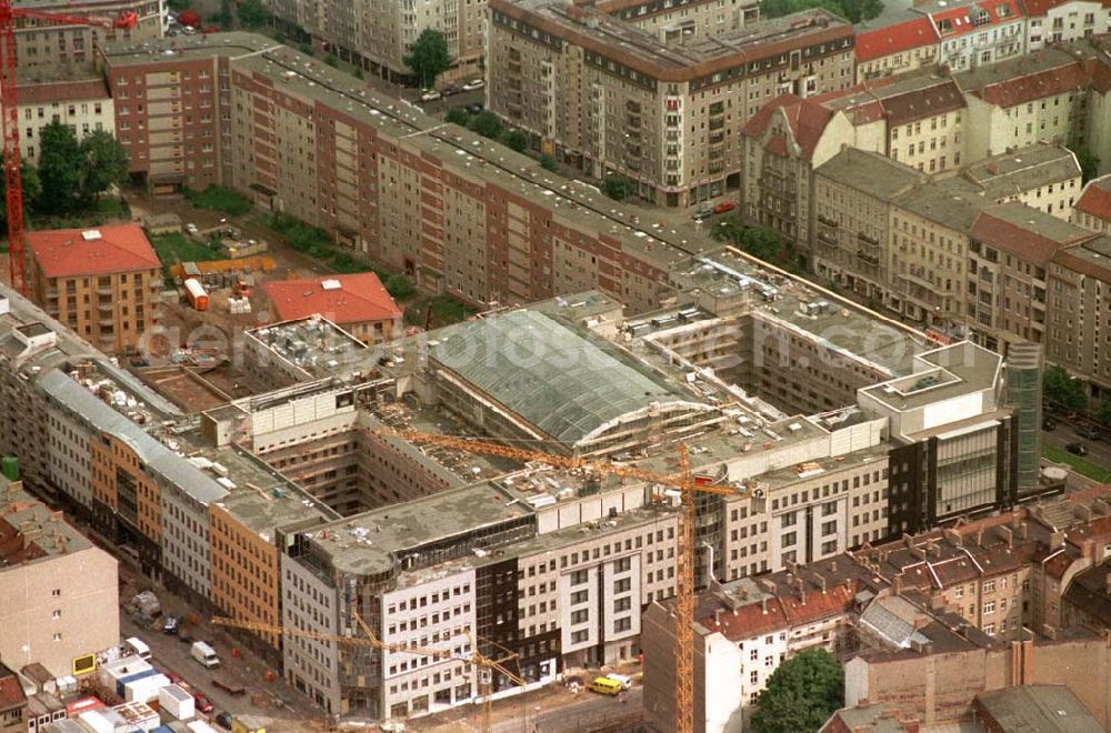 Berlin from the bird's eye view: Neubau eines Wohn und Geschäftshauses in der Frankfurter Allee Ecke Voigtstraße. 06.1995