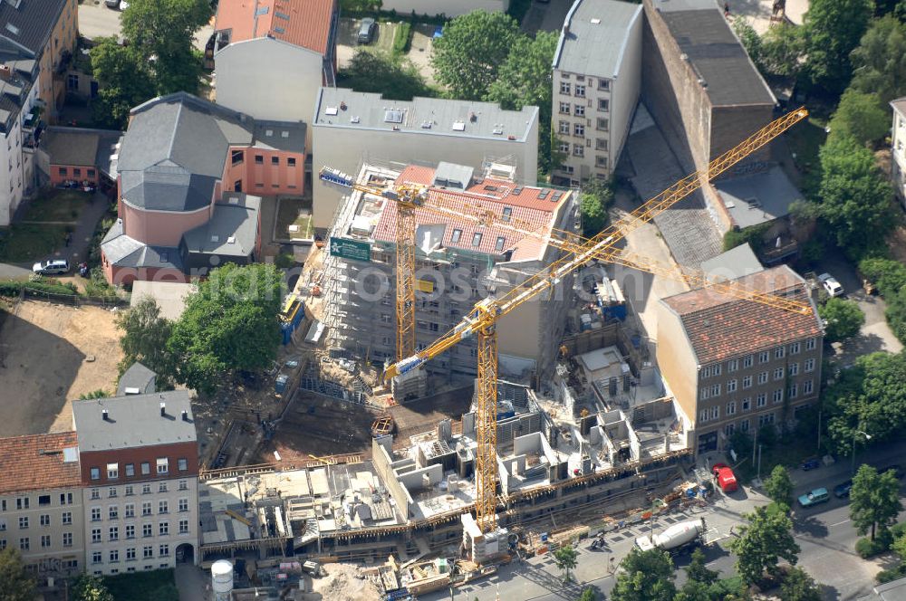 Berlin from the bird's eye view: Blick auf den Neubau von Wohn- und Geschäftshäusern in der Schönhauser Allee, nahe dem Senefelder Platz in Berlin-Prenzlauer Berg. Ausführende Firma ist die Bauman-Management Gesellschaft mbH. Kontakt: