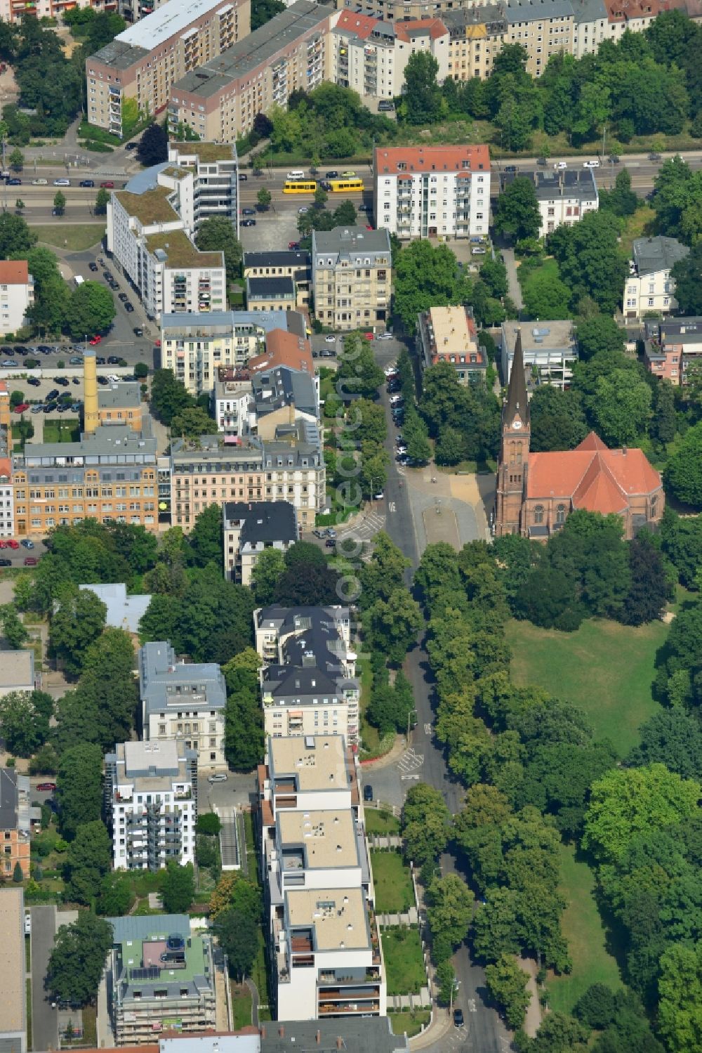 Leipzig from the bird's eye view: New construction condominium with modern townhouses and apartment buildings on the Clara Zetkin Park Leipzig in Saxony